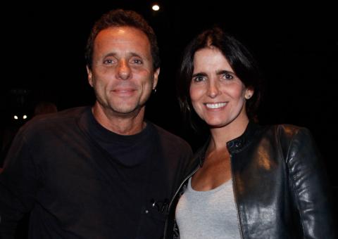 Malu Mader e Tony Bellotto curtem noite de teatro juntos